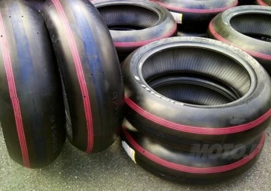 Pirelli festeggia, a Monza, la mamma colorando le gomme da Superpole