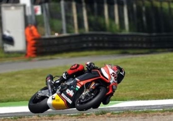 SBK Monza. Sykes retrocesso al quarto posto. Guintoli sul podio