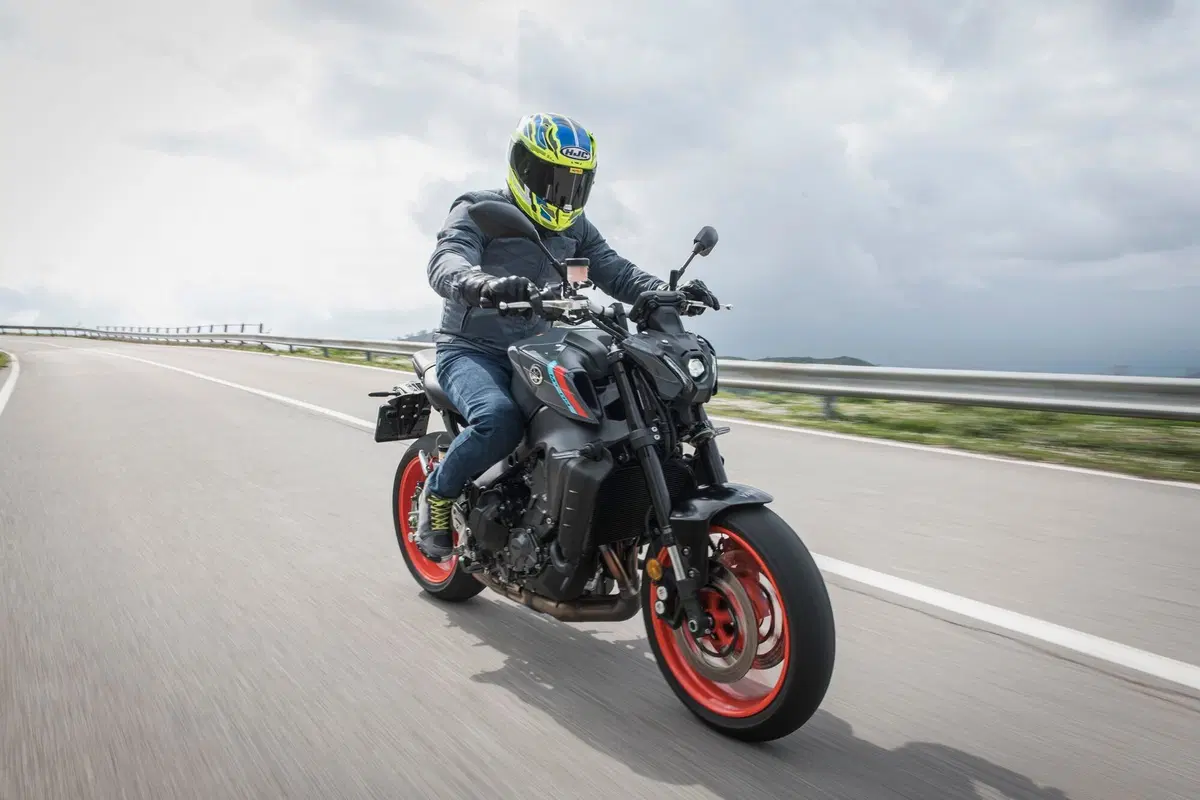 Yamaha MT-09: Dark & Fun (2)