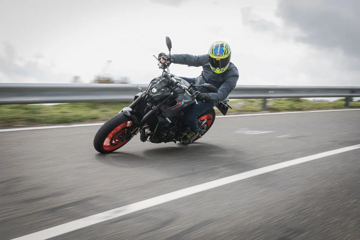 Yamaha MT-09: Dark & Fun (3)