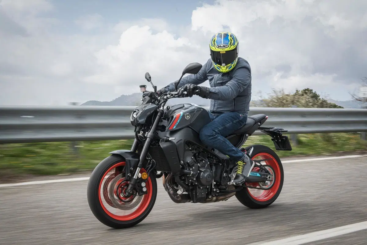 Yamaha MT-09: Dark & Fun (5)