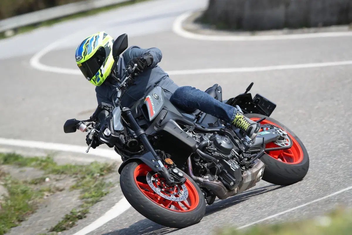 Yamaha MT-09: Dark & Fun (6)