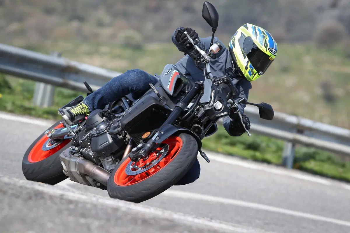 Yamaha MT-09: Dark & Fun (8)