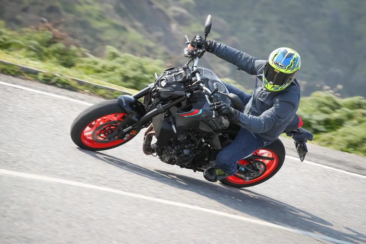Yamaha MT-09: Dark & Fun (7)