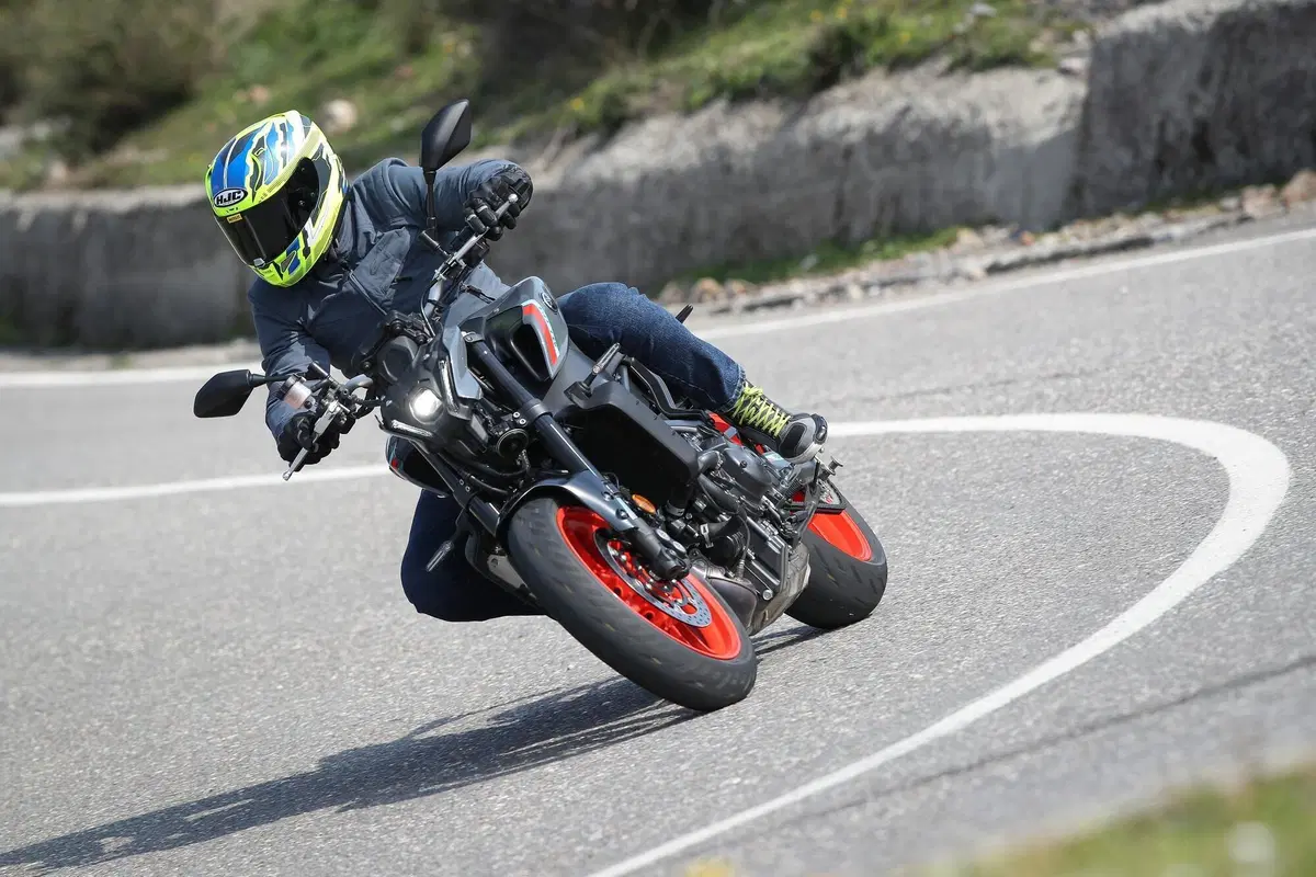 Yamaha MT-09: Dark & Fun (10)