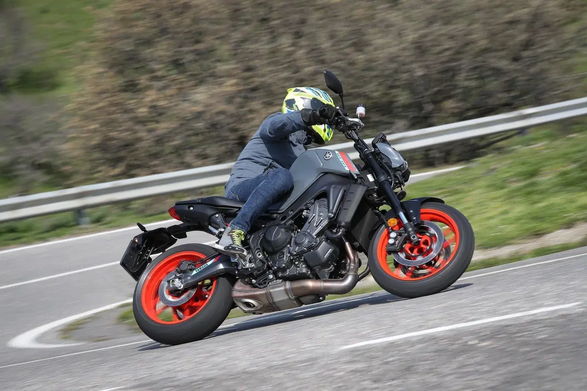 Yamaha MT-09: Dark & Fun (9)