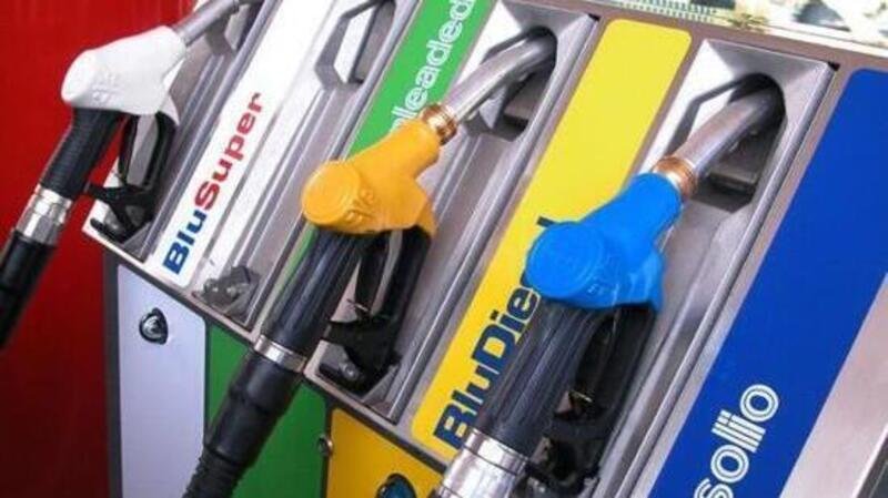 Aumento della benzina: i prezzi continuano a salire