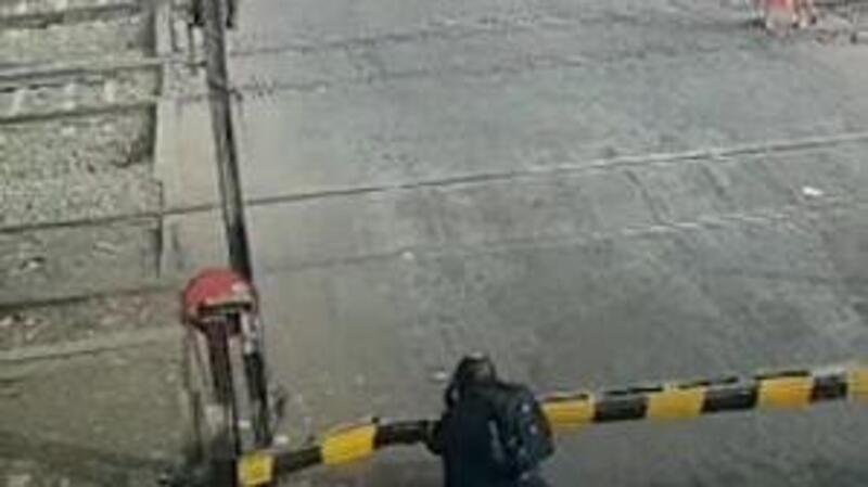 Moto crash: mai fidarsi di un passaggio a livello in India [VIDEO]