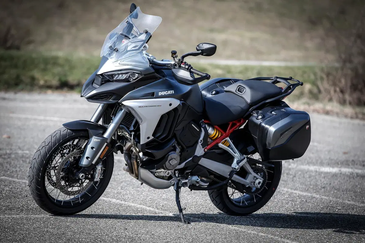 BMW R1250GS VS Ducati Multistrada V4S: maxienduro italiana o tedesca? (2)