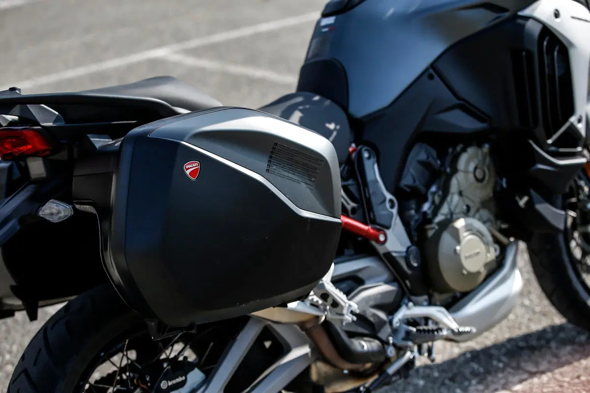 BMW R1250GS VS Ducati Multistrada V4S: maxienduro italiana o tedesca? (14)