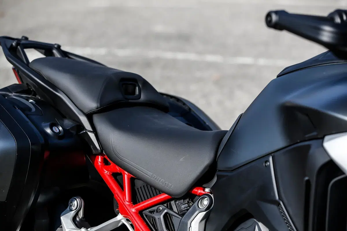 BMW R1250GS VS Ducati Multistrada V4S: maxienduro italiana o tedesca? (18)