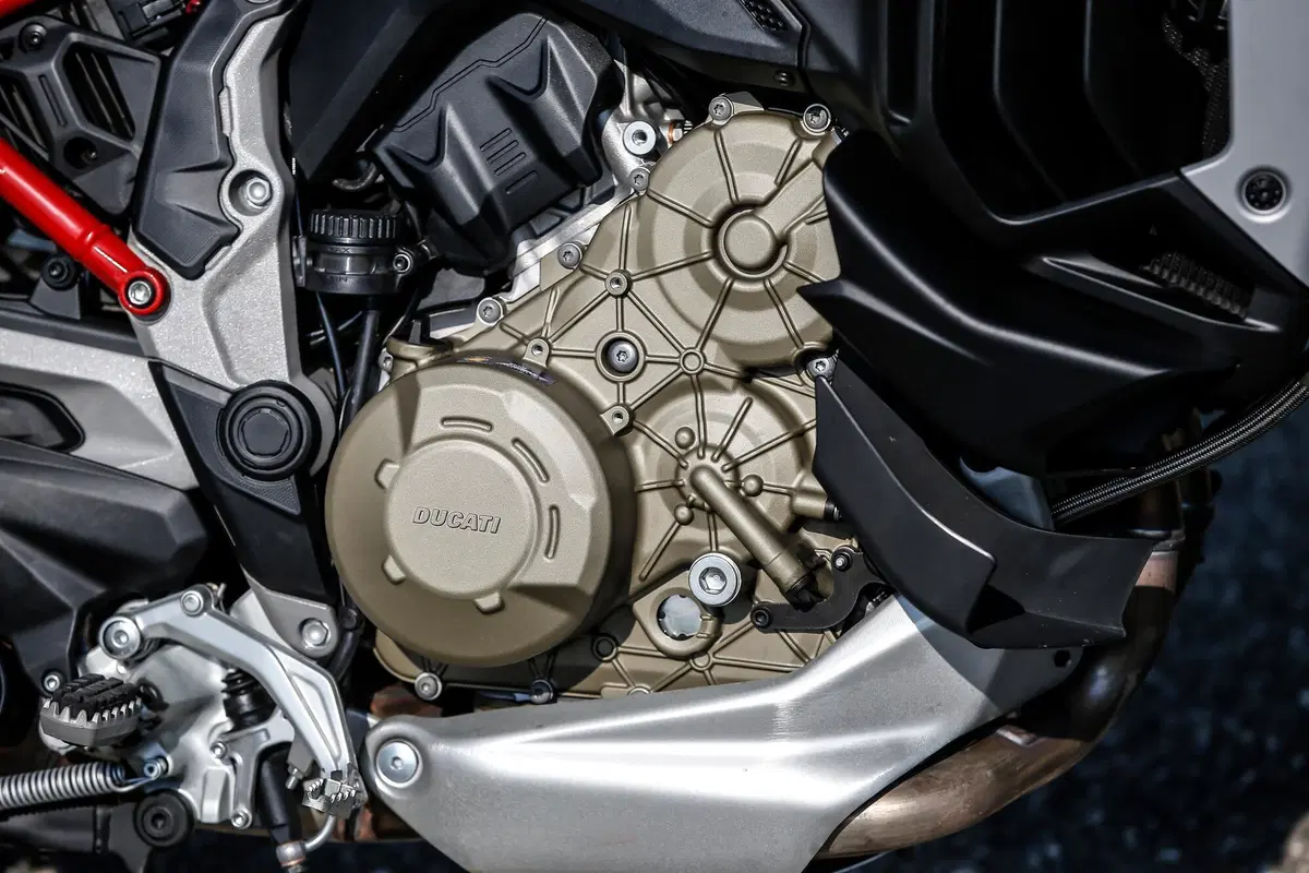 BMW R1250GS VS Ducati Multistrada V4S: maxienduro italiana o tedesca? (23)