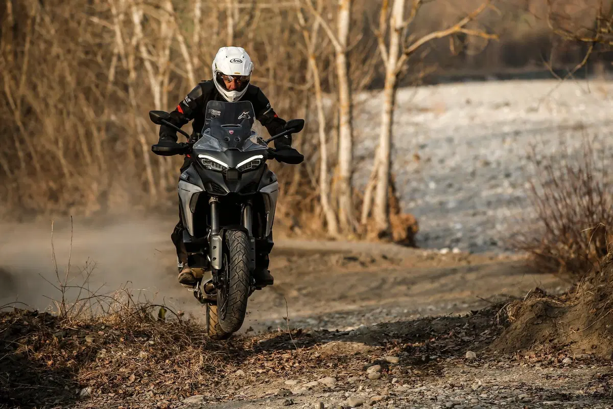 BMW R1250GS VS Ducati Multistrada V4S: maxienduro italiana o tedesca? (7)