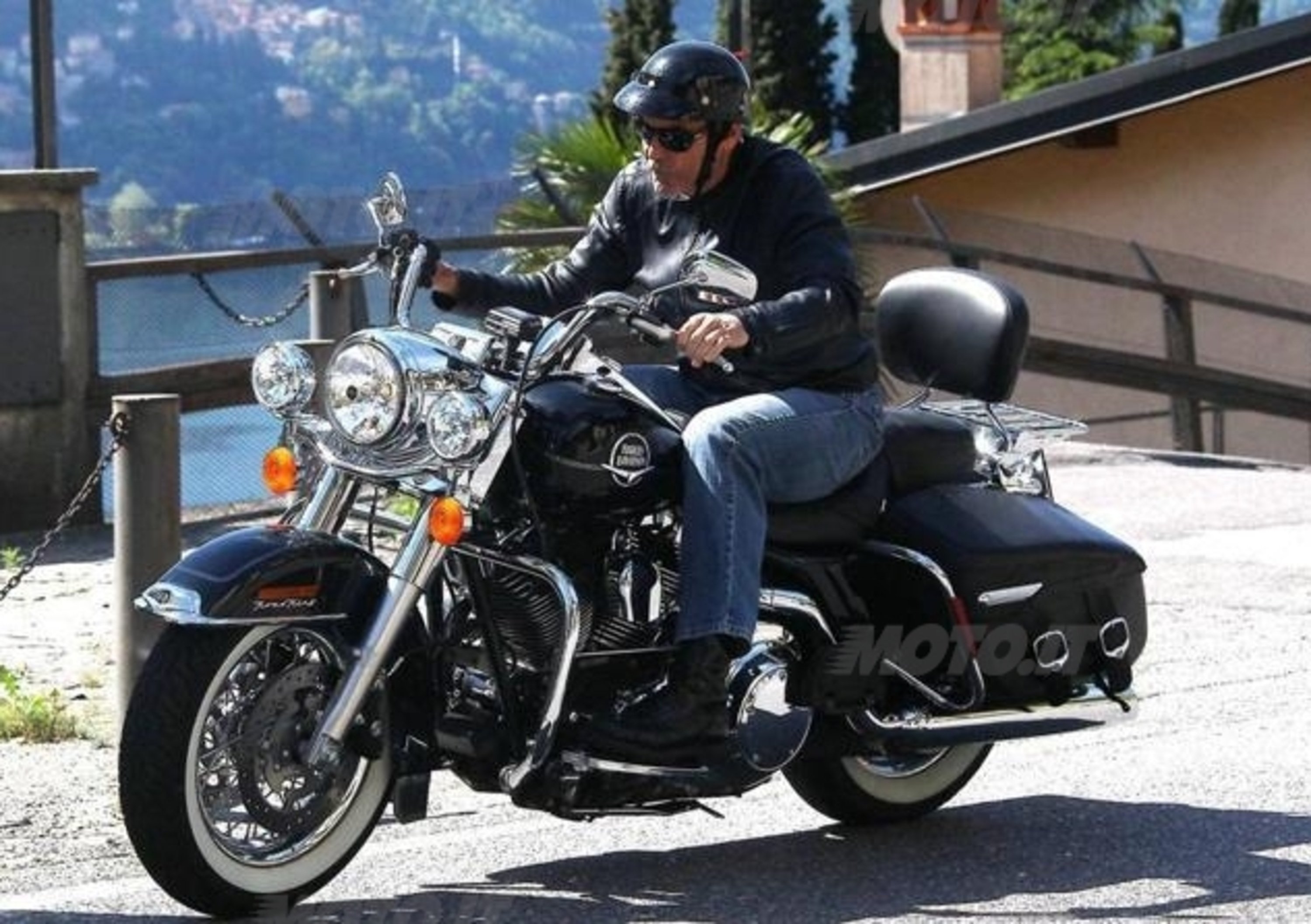 George Clooney in moto sul Lago di Como