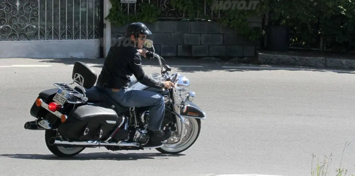George Clooney in moto sul Lago di Como