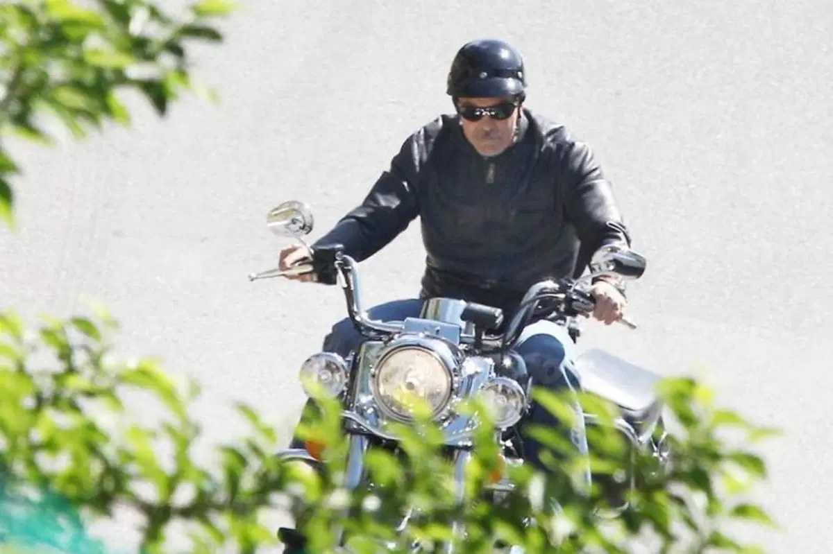 George Clooney in moto sul Lago di Como (2)