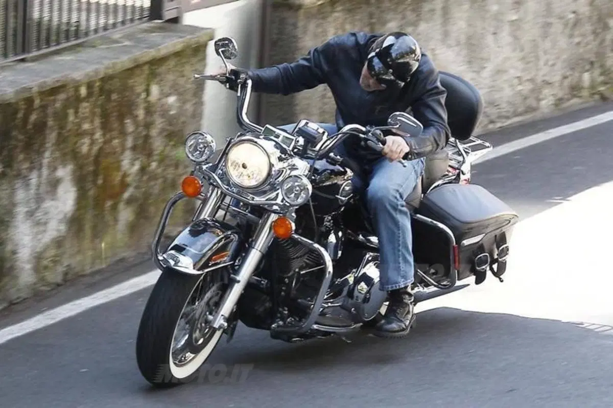 George Clooney in moto sul Lago di Como (3)