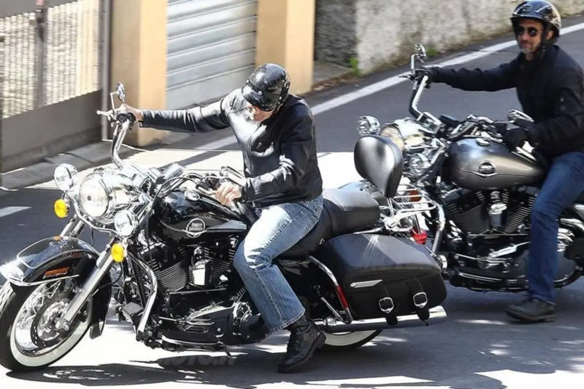George Clooney in moto sul Lago di Como (4)