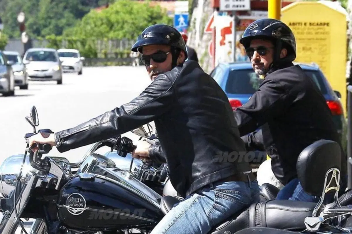 George Clooney in moto sul Lago di Como (5)