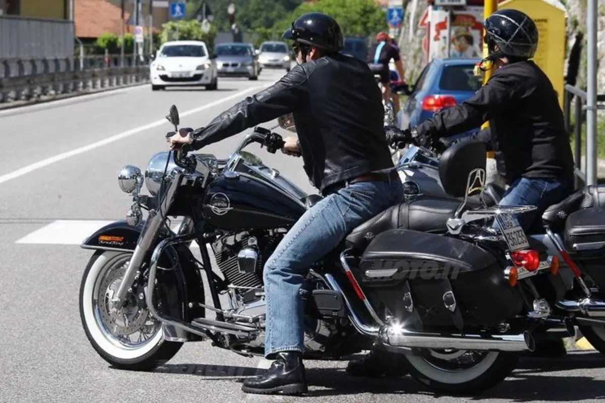 George Clooney in moto sul Lago di Como (6)