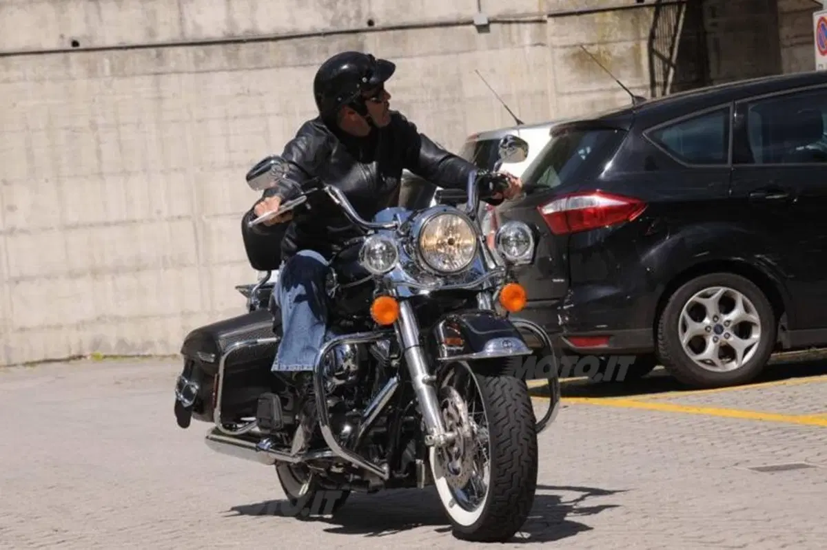 George Clooney in moto sul Lago di Como (7)