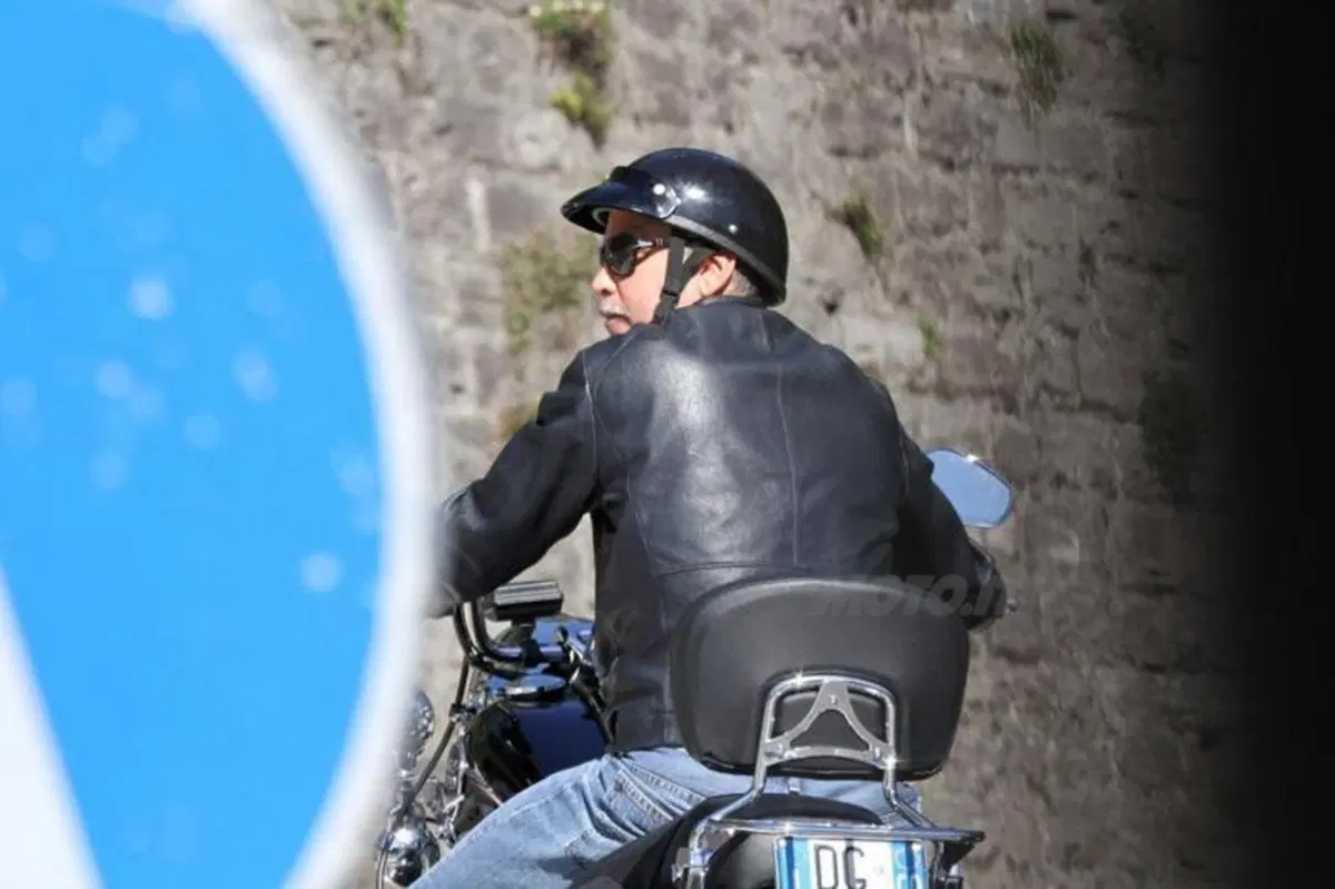 George Clooney in moto sul Lago di Como (8)