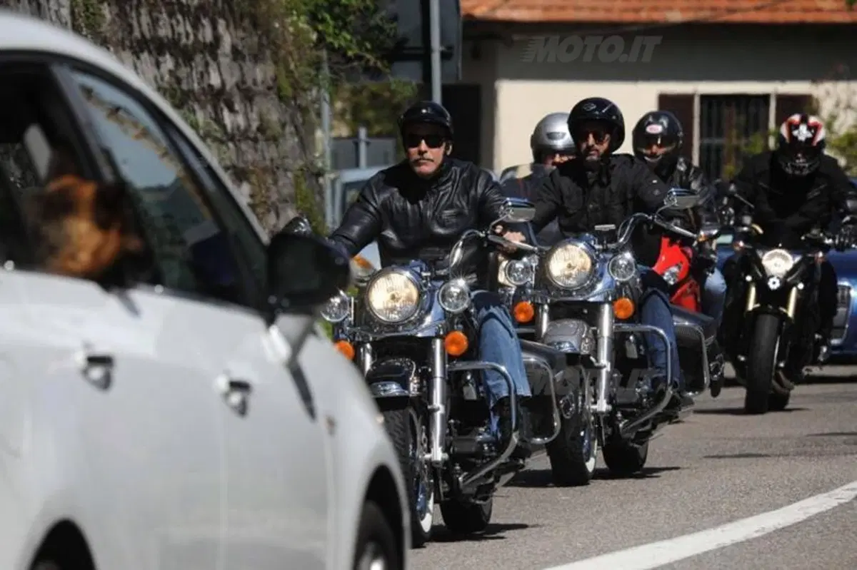 George Clooney in moto sul Lago di Como (9)