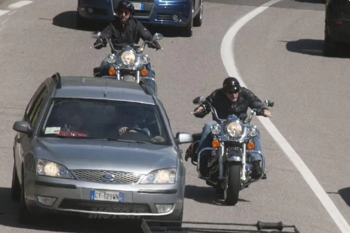 George Clooney in moto sul Lago di Como (10)