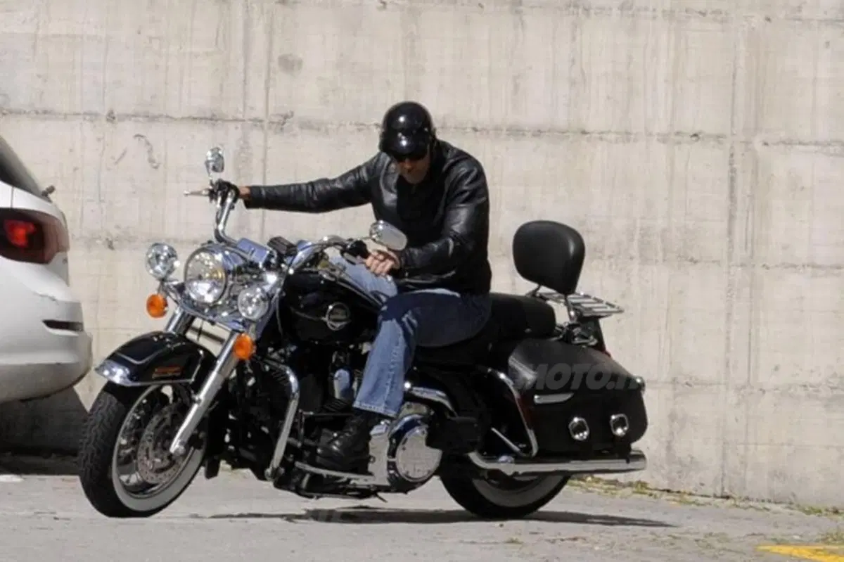 George Clooney in moto sul Lago di Como (11)