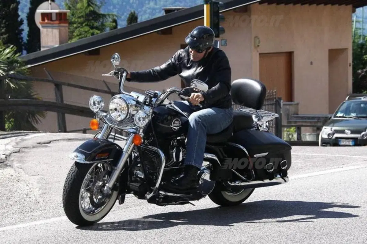 George Clooney in moto sul Lago di Como (12)