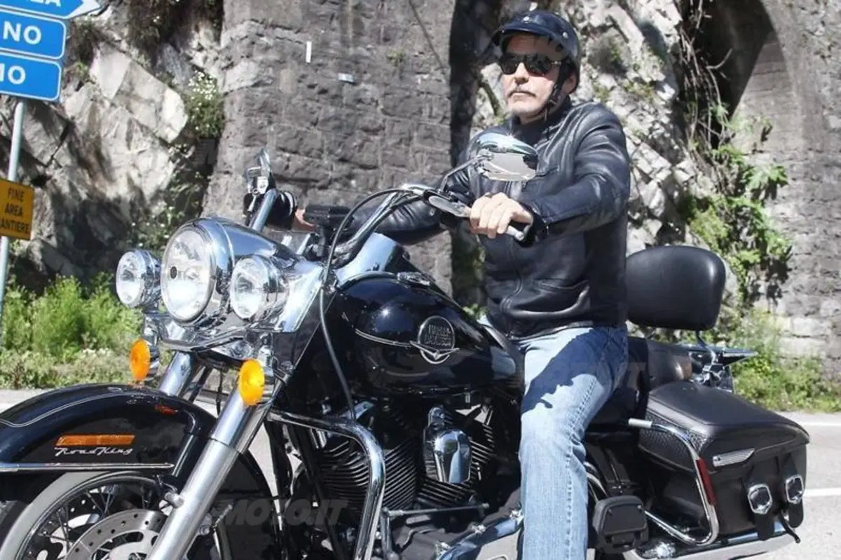 George Clooney in moto sul Lago di Como (13)