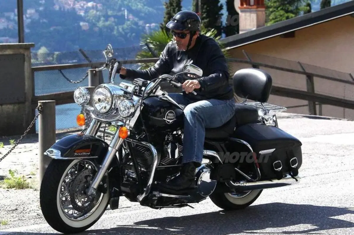 George Clooney in moto sul Lago di Como (14)