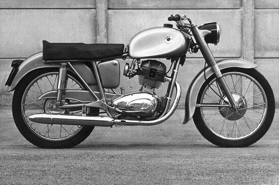 Per la sua 175, entrata in produzione nel 1960, la spagnola Ossa scelse di impiegare l’eccellente motore Morini, del quale ottenne la licenza di fabbricazione. La distribuzione era ad aste e bilancieri, con albero a camme sul lato sinistro del basamento, e la potenza era di 12 cavalli a 7000 giri/min