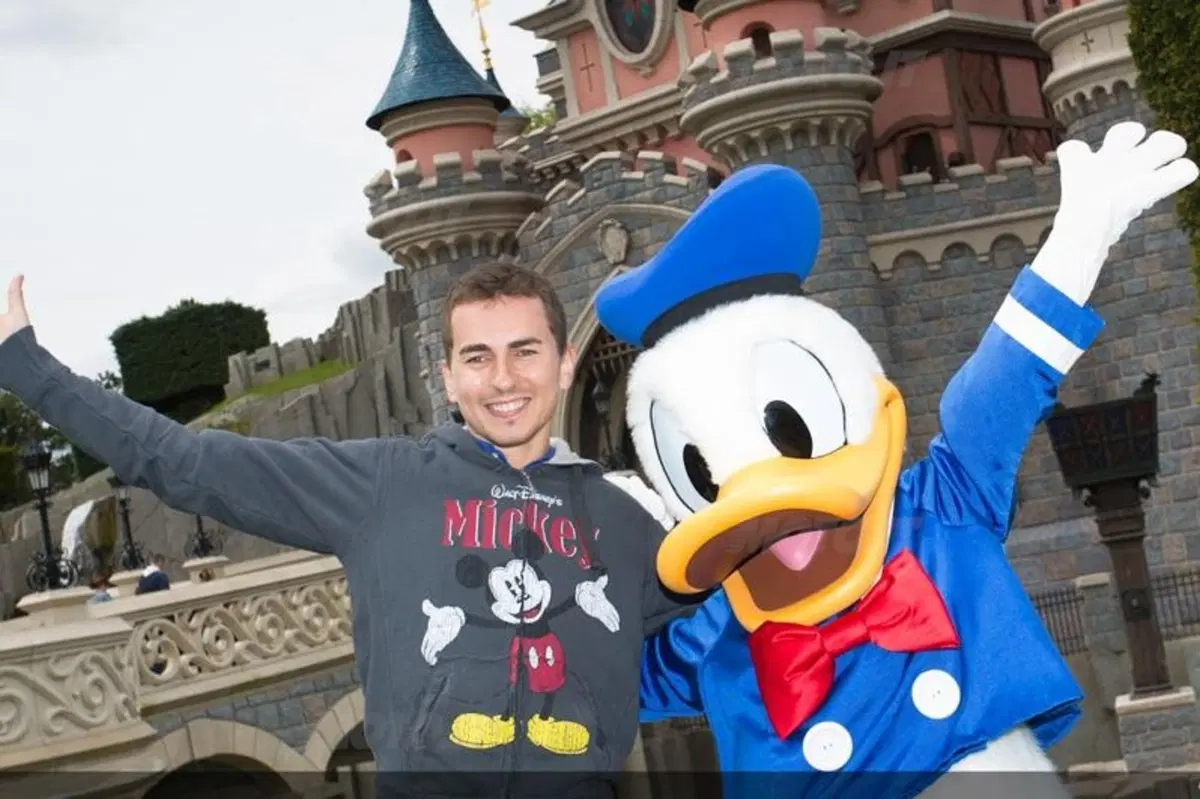 I piloti della MotoGP in gita a Disneyland Paris (2)