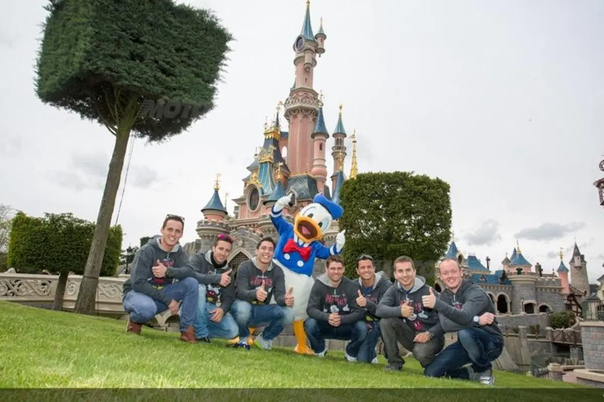 I piloti della MotoGP in gita a Disneyland Paris (6)