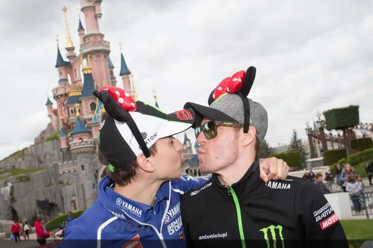 I piloti della MotoGP in gita a Disneyland Paris (7)