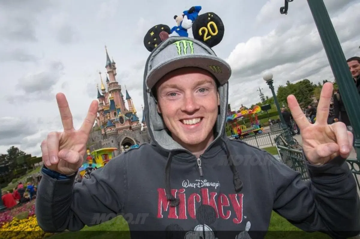 I piloti della MotoGP in gita a Disneyland Paris (9)