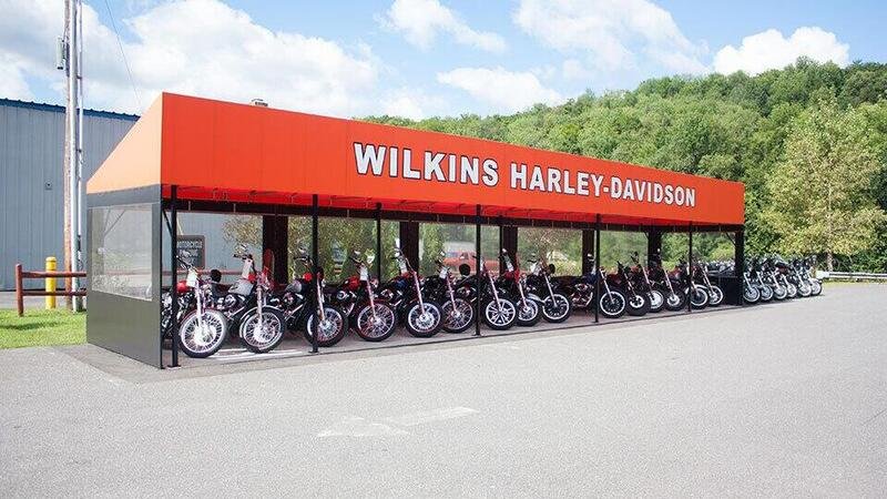 Il concessionario Harley-Davidson che regala motociclette come fossero panini alla mortadella
