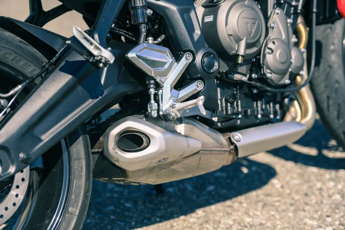 Triumph Trident 660 VS Yamaha MT-07: entry-level? No grazie! (16)