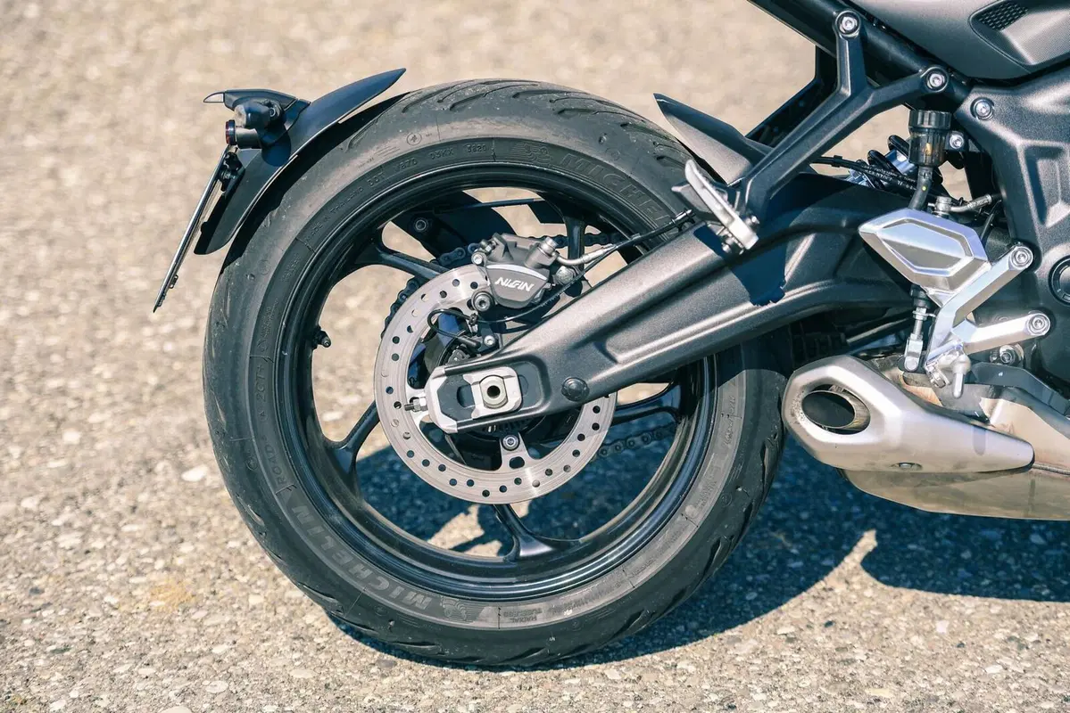 Triumph Trident 660 VS Yamaha MT-07: entry-level? No grazie! (6)