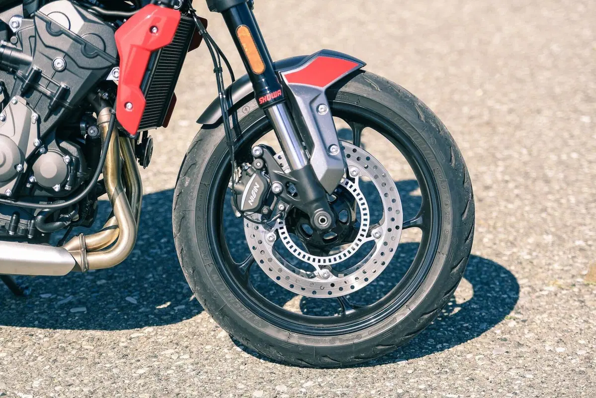 Triumph Trident 660 VS Yamaha MT-07: entry-level? No grazie! (5)