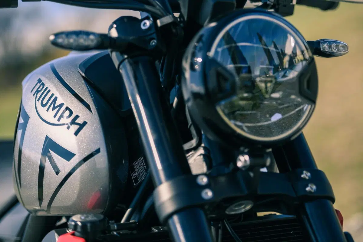 Triumph Trident 660 VS Yamaha MT-07: entry-level? No grazie! (4)