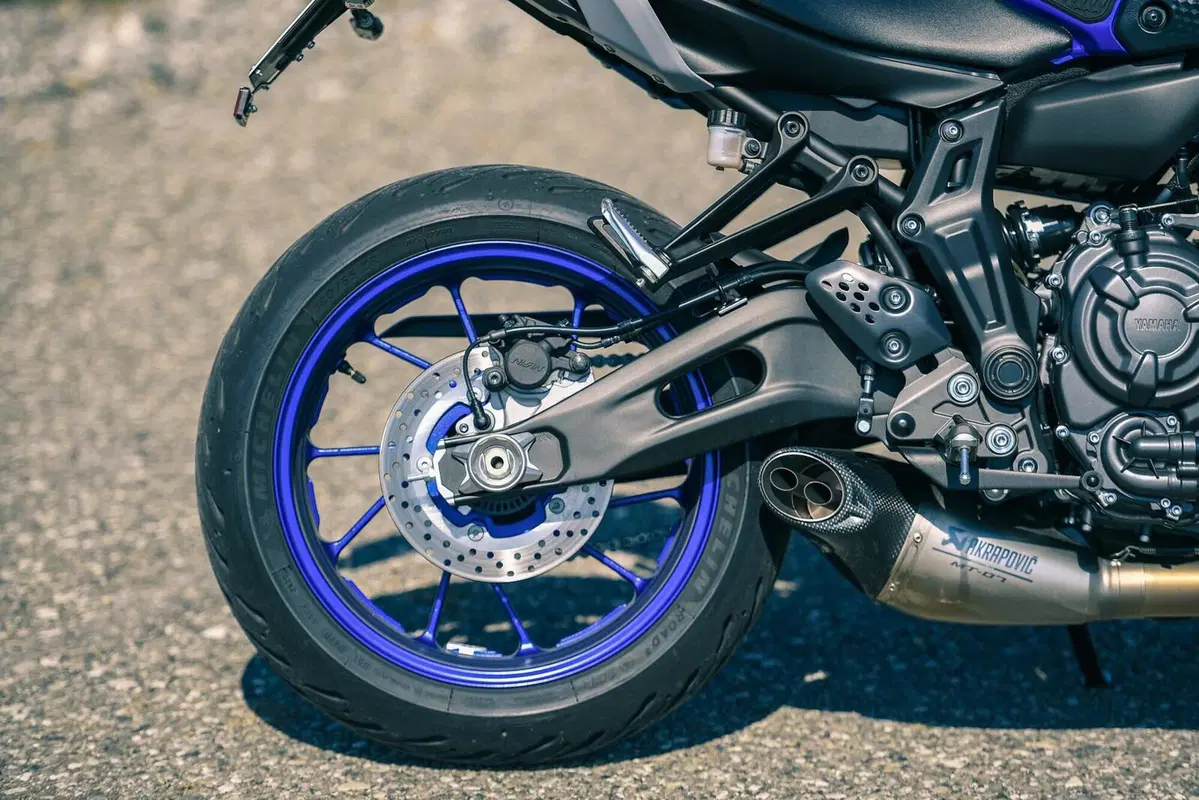 Triumph Trident 660 VS Yamaha MT-07: entry-level? No grazie! (10)