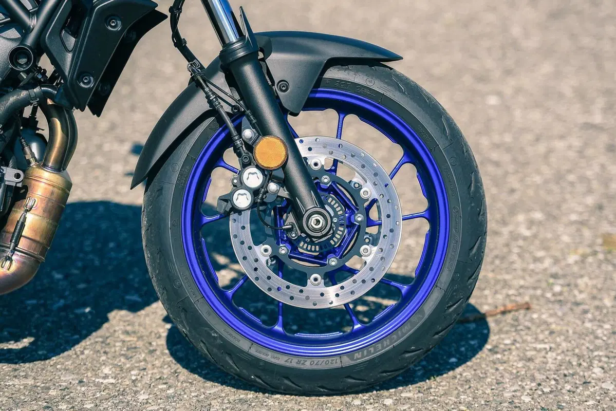 Triumph Trident 660 VS Yamaha MT-07: entry-level? No grazie! (11)