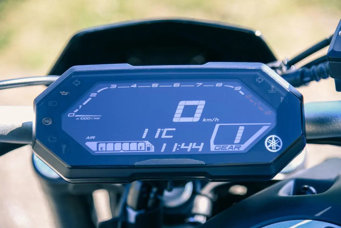 Triumph Trident 660 VS Yamaha MT-07: entry-level? No grazie! (7)
