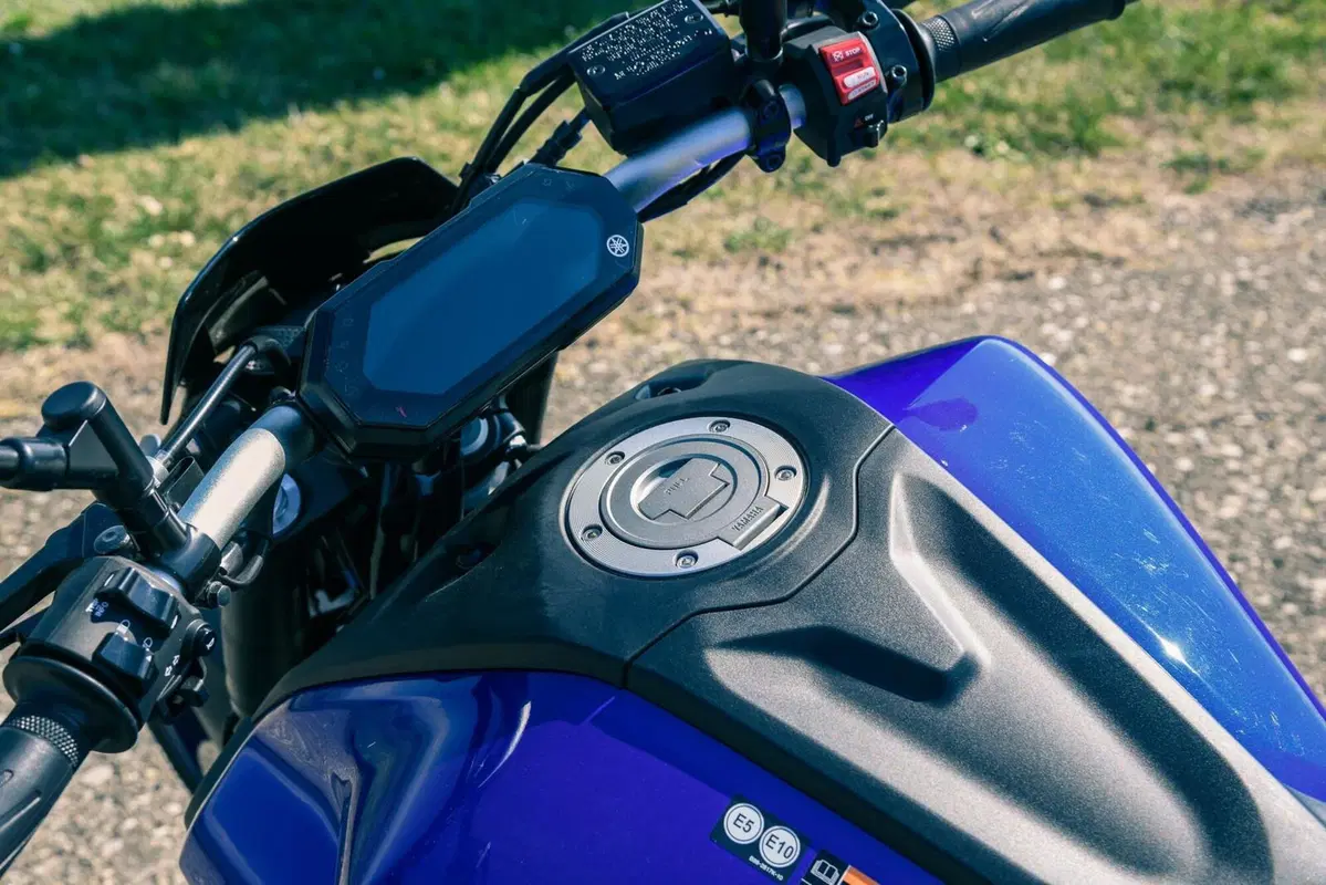 Triumph Trident 660 VS Yamaha MT-07: entry-level? No grazie! (9)
