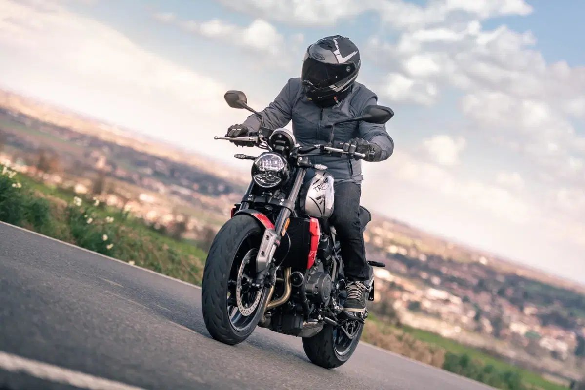 Triumph Trident 660 VS Yamaha MT-07: entry-level? No grazie! (5)
