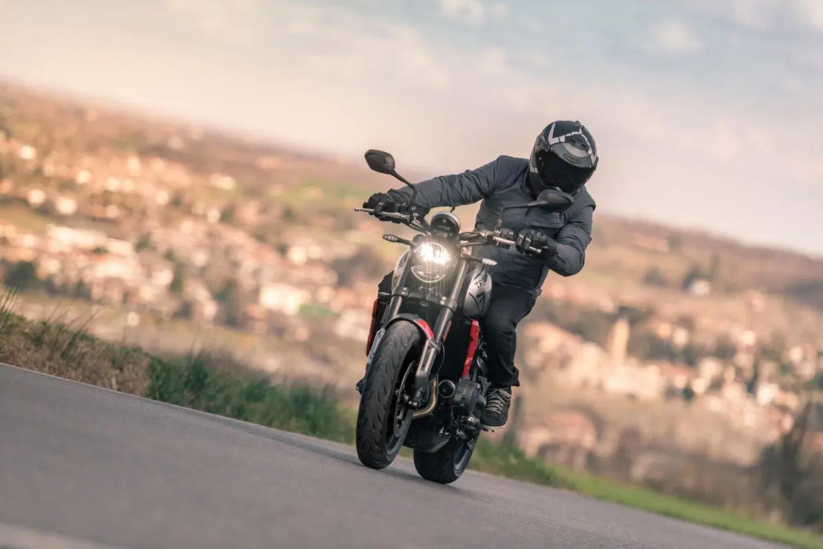 Triumph Trident 660 VS Yamaha MT-07: entry-level? No grazie! (4)