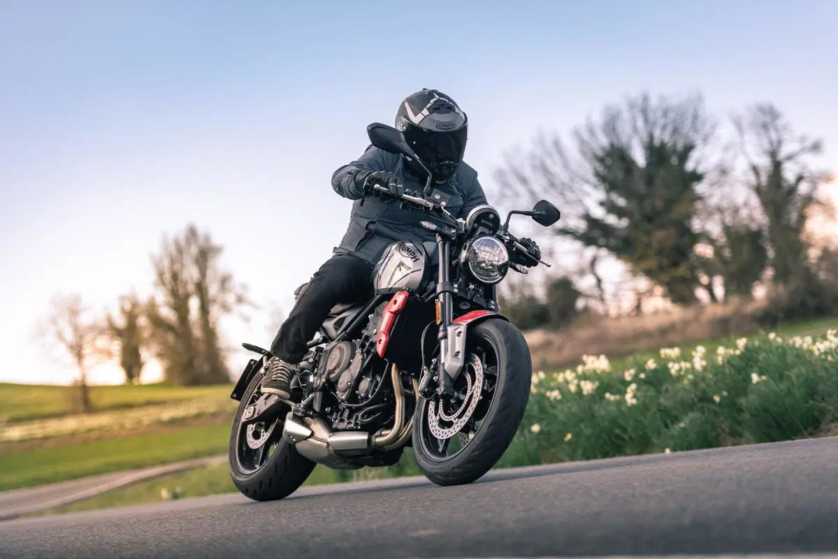 Triumph Trident 660 VS Yamaha MT-07: entry-level? No grazie! (6)