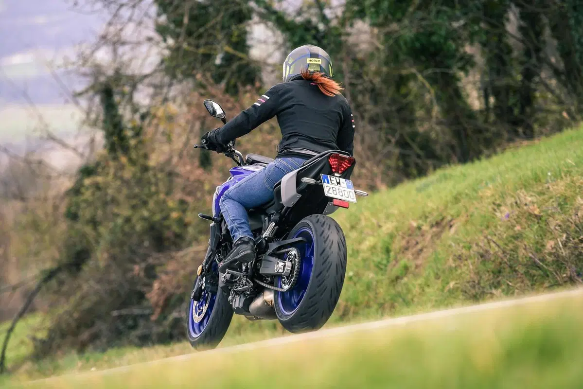 Triumph Trident 660 VS Yamaha MT-07: entry-level? No grazie! (4)
